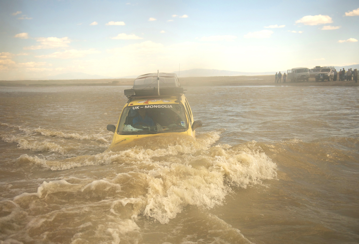 Mongol Rally Suzuki Wagon driving through river